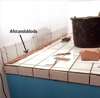 Hjemmelavet bordplade med fliser: Rundt langs kanten på væggen Hjemmelavet bordplade med fliser: Rundt langs kanten på væggen